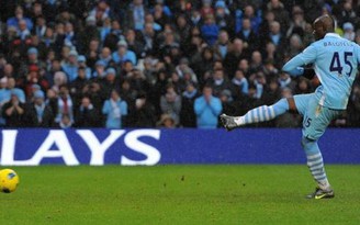 Balotelli giúp Man City thắng phút chót