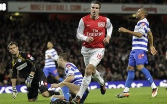 Van Persie đưa Arsenal vào top 4