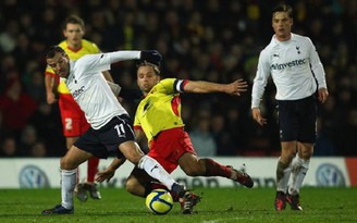 Van der Vaart đưa Tottenham vào vòng 5 Cúp FA