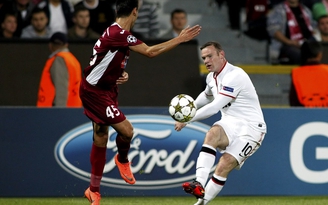 Wayne Rooney nên đá tiền vệ?