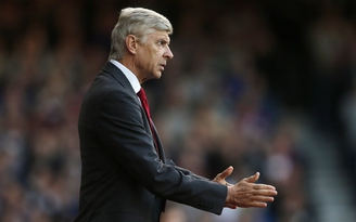 HLV Wenger “xấu hổ” về cú siêu lội ngược dòng của Arsenal