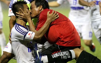 HLV Quang Sơn: Ninh Thuận vô địch, tôi sẽ hôn... môi với tất cả cầu thủ!