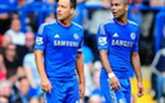 Ashley Cole bị phạt, John Terry nhận tội