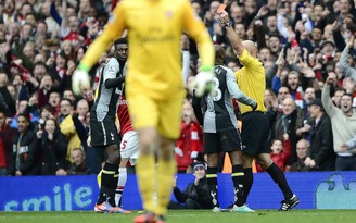 Arsenal 5-2 Tottenham: Người hùng và tội đồ Adebayor!