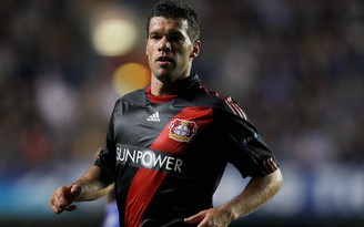 Ballack vừa giải nghệ đã than hết tiền