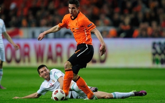 Van Persie, Mesut Ozil rút lui trước cuộc đấu Hà Lan - Đức