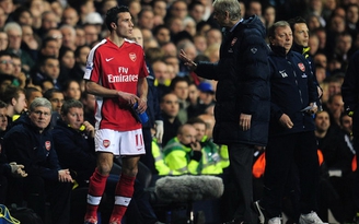 Van Persie rời khỏi Arsenal vì mâu thuẫn với HLV Wenger