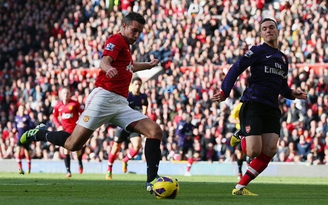 CĐV Arsenal cho con hát chế giễu Van Persie