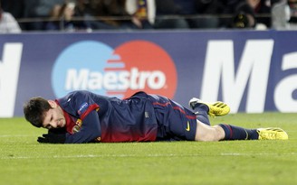 Messi dính chấn thương, Barca lo sốt vó