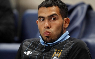 Carlos Tevez: Mancini đối xử với tôi "như một con chó"!