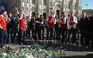 CĐV Arsenal quậy tưng bừng ngoài sân San Siro