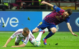 HLV Guardiola chê mặt sân San Siro