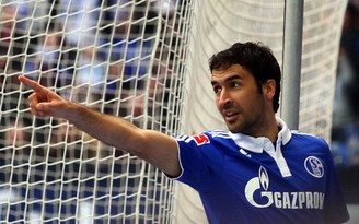 Raul chia tay Schalke để đến Qatar