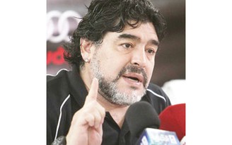 Maradona lại gây hấn với Pele