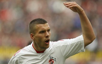 Van Buyten ở lại Bayern, Lukas Podolski gia nhập Arsenal