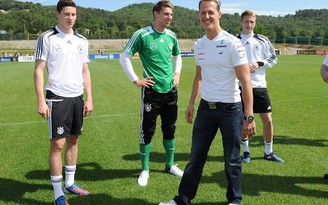 Michael Schumacher khoe tài đá bóng với tuyển Đức