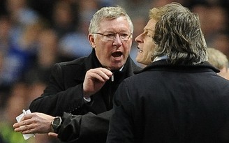 Sir Alex đấu khẩu với Mancini trong trận derby