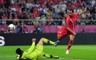 Nga thắng CH Czech 4-1 để dẫn đầu bảng A