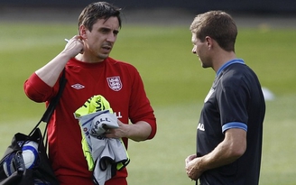Gary Neville "rút thẻ đỏ" với WAGs tại Euro 2012