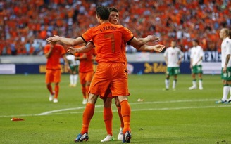 Huntelaar chán làm dự bị cho Van Persie