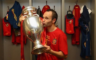 Iniesta giành giải Cầu thủ xuất sắc nhất Euro 2012
