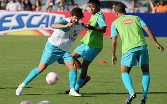 Tuyển Olympic Brazil lo lắng khi Pato chấn thương