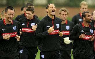 Tức Terry, Rio Ferdinand quay sang “chửi” Ashley Cole