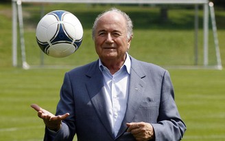 Franz Beckenbauer phản pháo lại Sepp Blatter