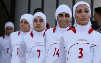 FIFA cấm phụ nữ trùm đầu khi đá bóng