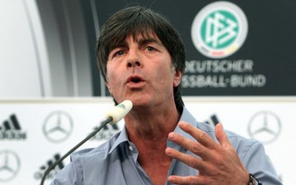 HLV Joachim Loew phản pháo lại vấn đề hát quốc ca