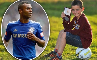 Ashley Cole tặng huy chương cho CĐV nhí của Man City