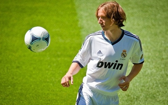 Real mua Modric... làm gì?