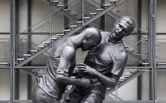 Cú “thiết đầu công” của Zidane được dựng tượng