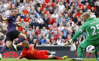 Liverpool 0-2 Arsenal: Lukas Podolski "khai hỏa"