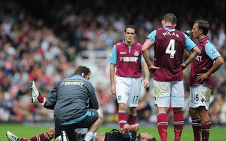 Andy Carroll nguy hiểm khi bật nhảy tranh bóng