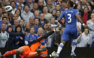 Chelsea thắng may nhờ Ashley Cole