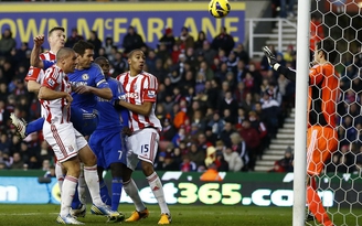 Stoke tự "bóc tem" sân nhà, Chelsea trở lại top 3