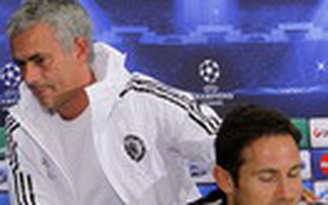 HLV Mourinho nổi cáu trong buổi họp báo