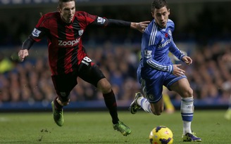 Hazard cứu Chelsea khỏi sa lầy