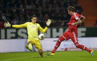 Bayern đè bẹp Bremen 7-0, Dortmund đầu hàng