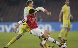 Champions League: Arsenal run rẩy vào vòng sau