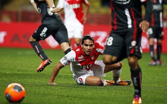 AS Monaco dâng chức vô địch mùa đông cho PSG