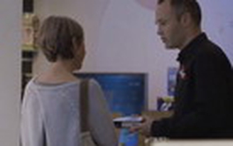 Iniesta chuyển nghề làm nhân viên bán hàng