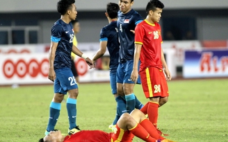Cúi mặt rời sân