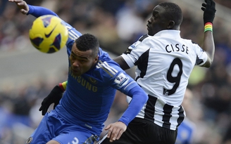 Arsenal thắng sát nút, Chelsea bại trận ở St James' Park