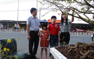 Nhà vô địch cờ vua thế giới hồn nhiên đón Tết