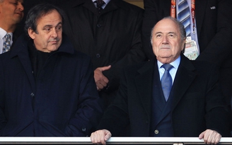 Michel Platini khẩu chiến với Sepp Blatter