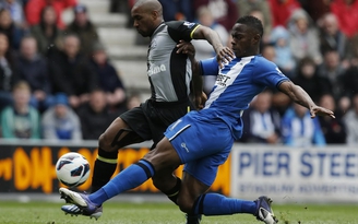 Tottenham suýt "té ngã" trên sân của Wigan