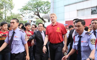 Peter Schmeichel thích thú với sự cuồng nhiệt của CĐV Việt Nam