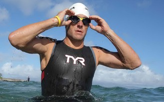 Lance Armstrong bị cấm... bơi
